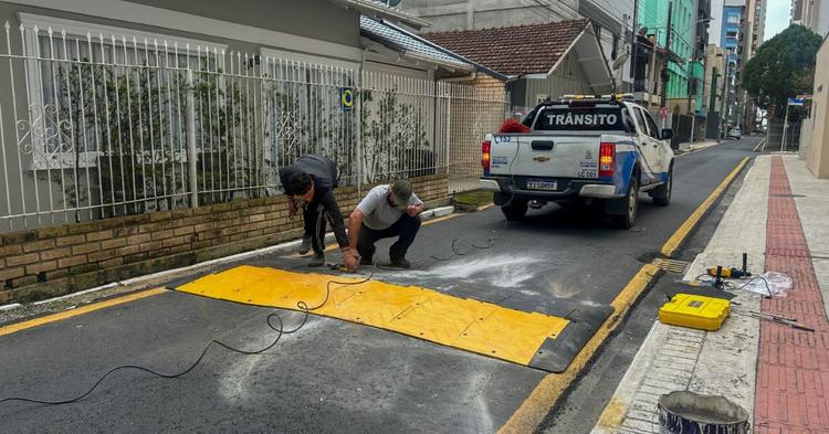 BC Trânsito instala lombada desmontável na Rua 2800