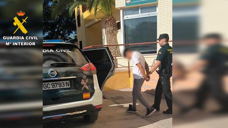 Dos detenidos en Aspe tras distraer a una mujer con unas monedas para robarle el bolso del coche