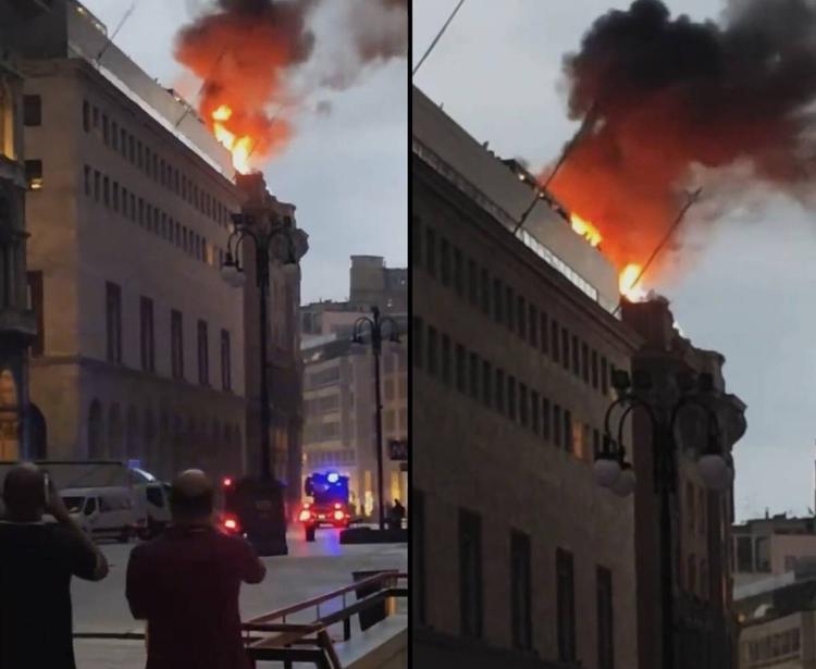 Paura in Piazza Duomo, incendio vicino alla Rinascente: le fiamme e l'alta colonna di fumo