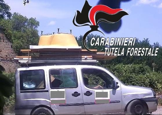 Aversa, sorpresi mentre scaricano rifiuti edili ai Cappuccini: denunciati tre operai, sequestrato il furgone