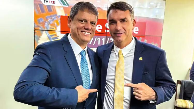 Tarcísio diz 'entender indignação' de Flávio após carta golpista, mas que caminho é 'respeitar o resultado das urnas'