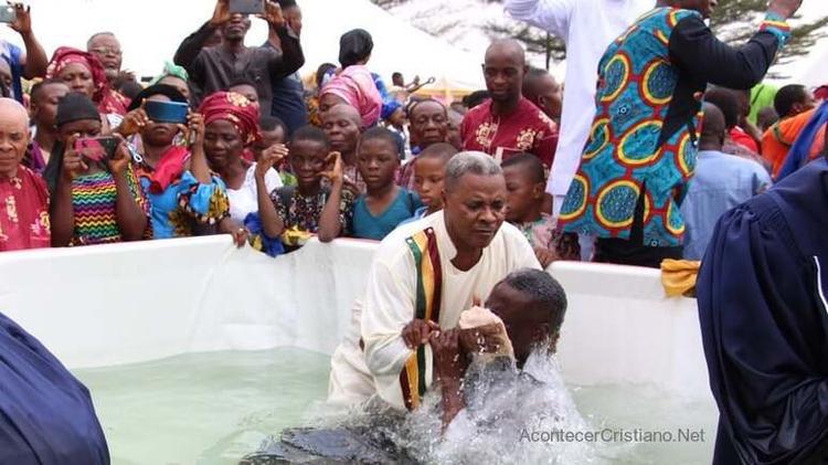 Más de 10 mil personas se bautizan en Nigeria tras dos semanas de evangelismo 