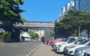 A uma semana do show de Shakira em Copacabana, montagem de palco entra na reta final