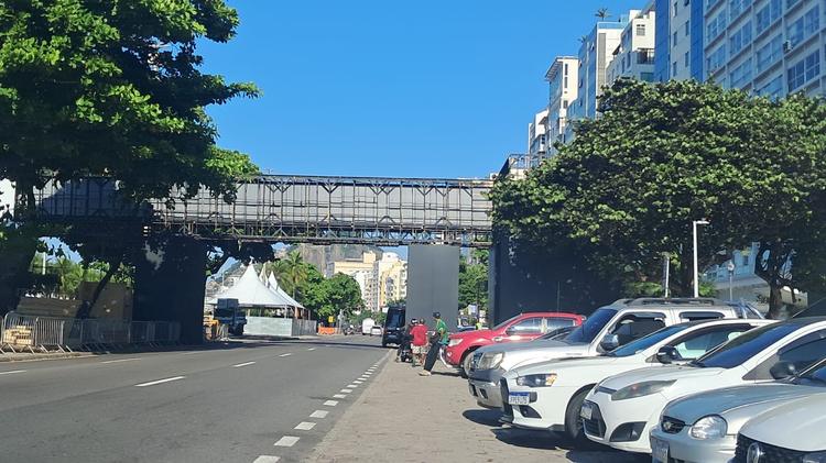 A uma semana do show de Shakira em Copacabana, montagem de palco entra na reta final
