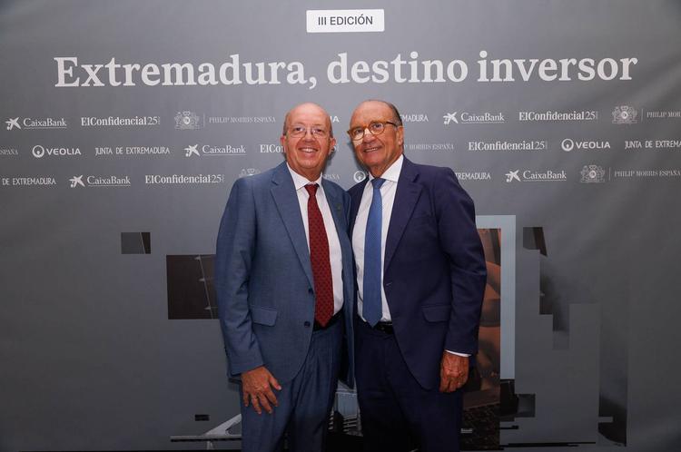 Jesús Expósito, de la Asamblea de Extremadura, y Julio Morales, de Extraval.