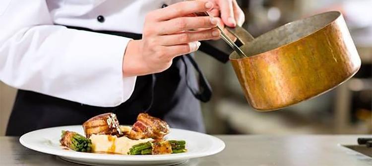 Projeto de gastronomia oferece curso gratuito para 200 cozinheiras e empreendedoras em Salvador