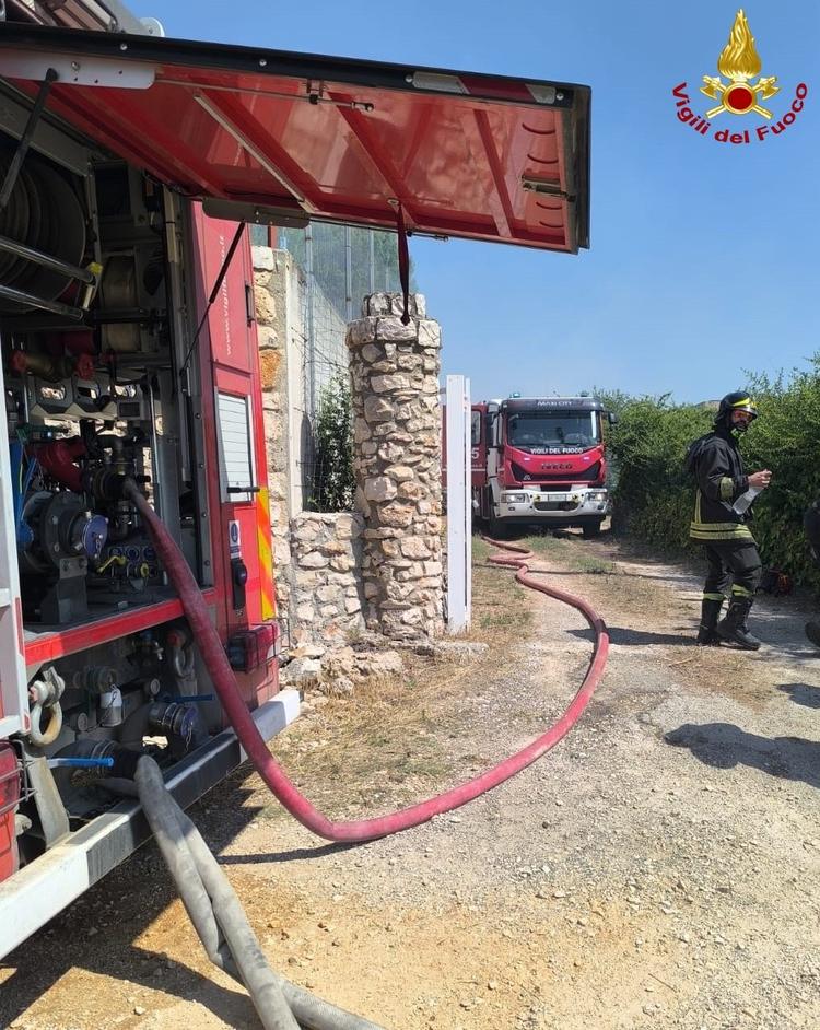 Incendio ad Altamura, ore di lavoro per spegnere le fiamme: due persone coinvolte
