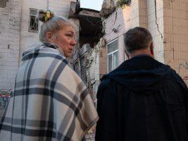 Kyiv sotto i missili, il vescovo: “La città in fiamme, la chiesa piena. Non sapevo più cosa dire”