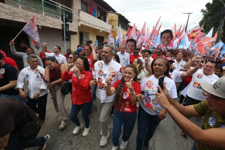 Elmano de Freitas participa de caminhada no bairro Aracapé, em Fortaleza