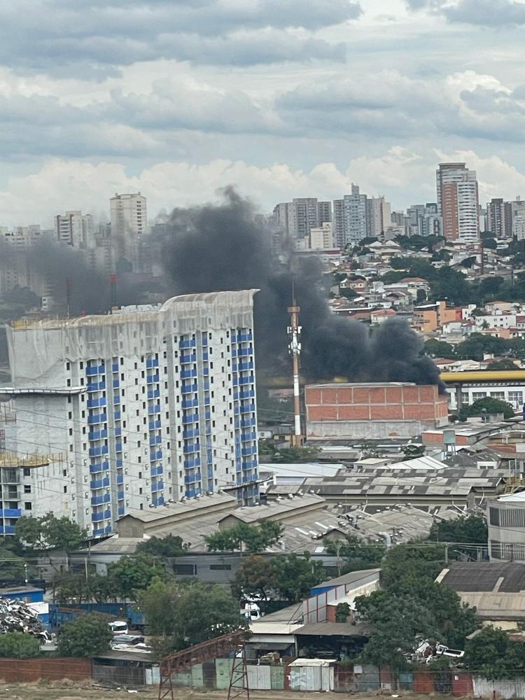 Incêndio atinge estacionamento de ambulâncias na Mooca, Zona Leste de SP
