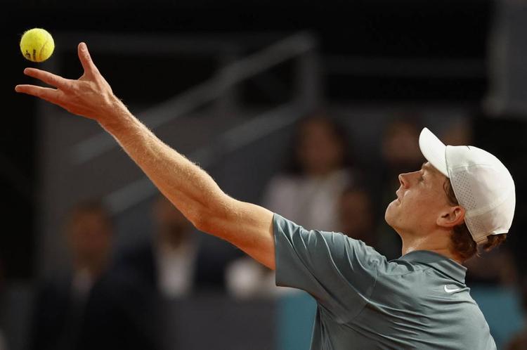 Atp Madrid, Sinner fatica ma supera Jodar con un super tie-break e vola in semifinale