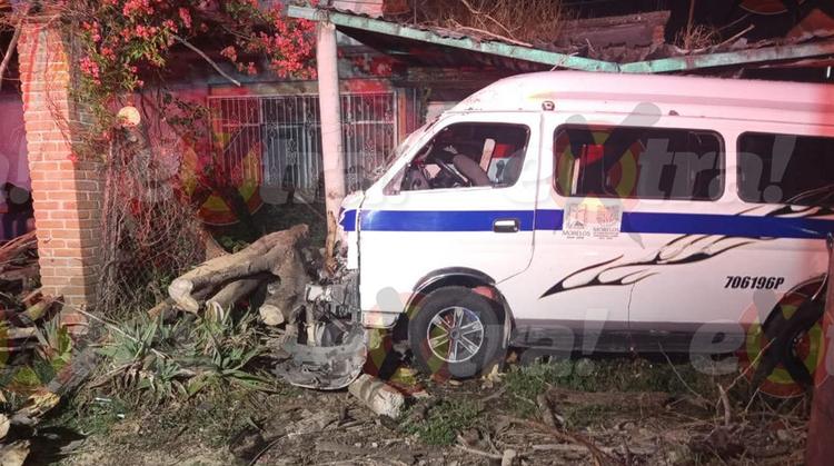 ¡Se salvó de milagro! Fuerte accidente en la México-Oaxaca deja una colectiva destrozada cerca del puente chueco