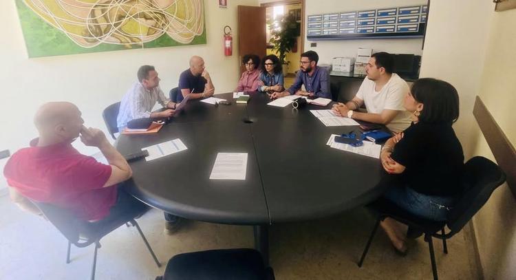 🏛️ Raccolta differenziata: incontro tra Amministrazione, ASM e Associazione dei Commercianti di Taormina Ieri mattina s...