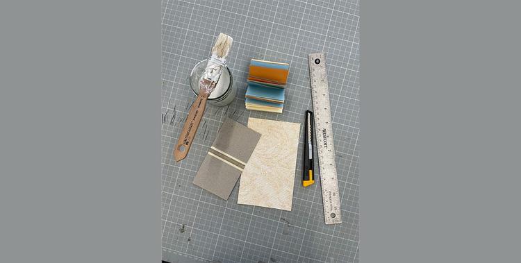  Arbeitsmaterialien zum Binden von Büchern liegen für´s Arbeiten bereit. 