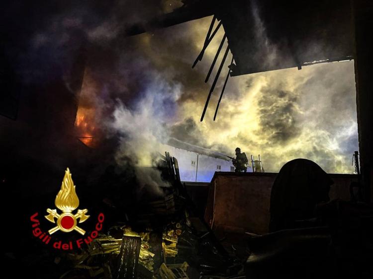 venaria reale incendio tettoia con legnaia