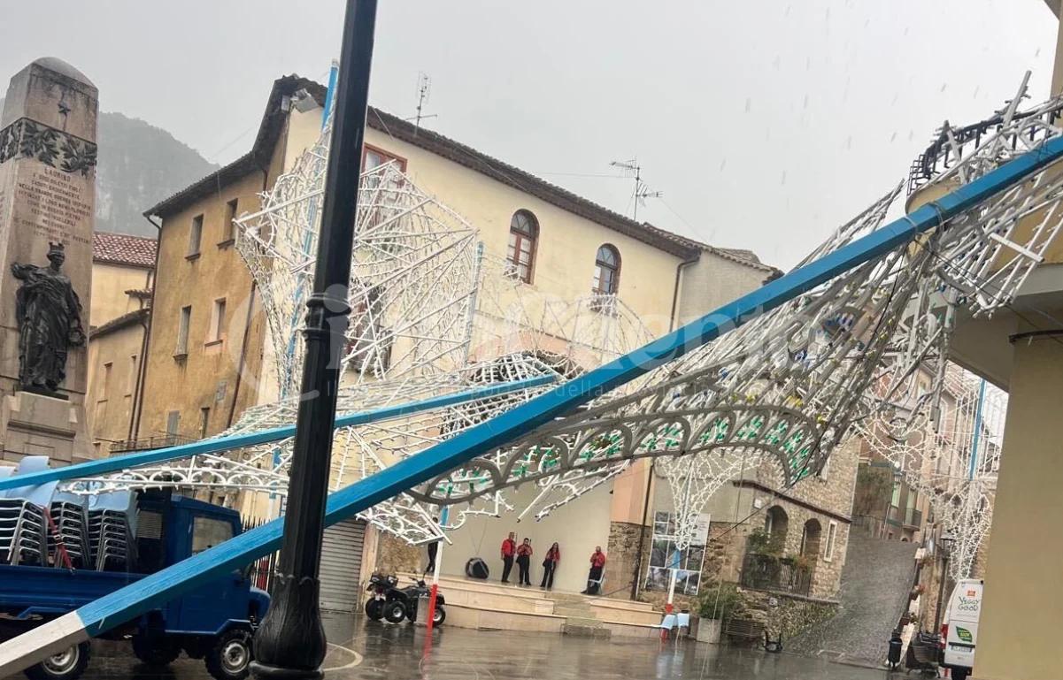 Tromba d’aria a Laurino: paura in piazza, divelte le luminarie di Sant’Elena
