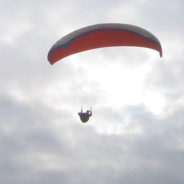 Parapendio finisce sui cavi dell'alta tensione, recupero ancora in corso