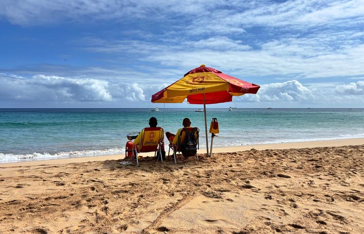 Fernando de Noronha reforça segurança com guarda-vidas e ambulância