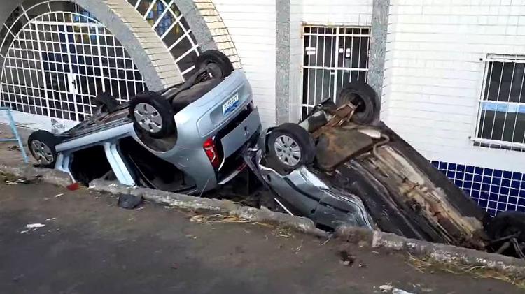 Motorista perde controle em ladeira, bate em carro estacionado e veículos capotam em pátio de igreja em Vila Velha