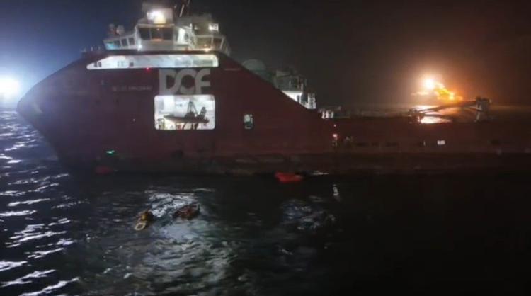 Embarcação com 29 trabalhadores encalha após ocorrência no mar em Macaé