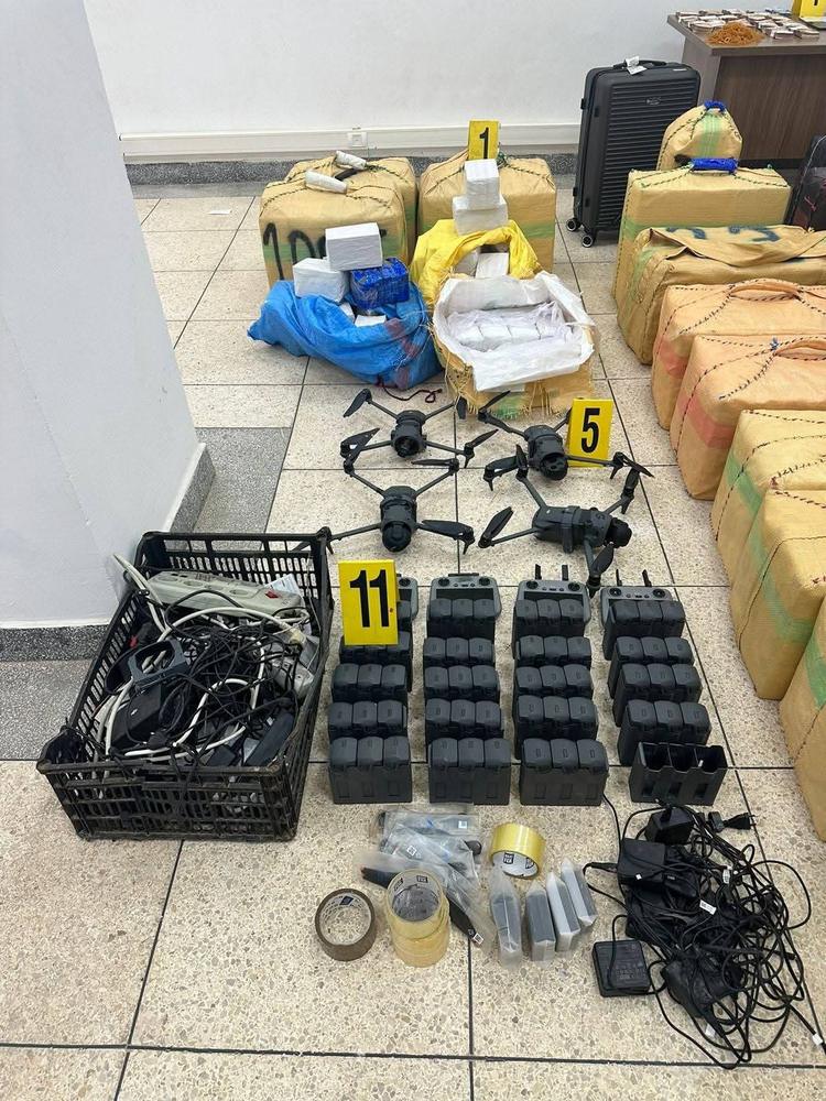 إحباط محاولة كبرى لتهريب المخدرات وحجز 700 كلغ من الشيرا و25 طائرة مسيرة