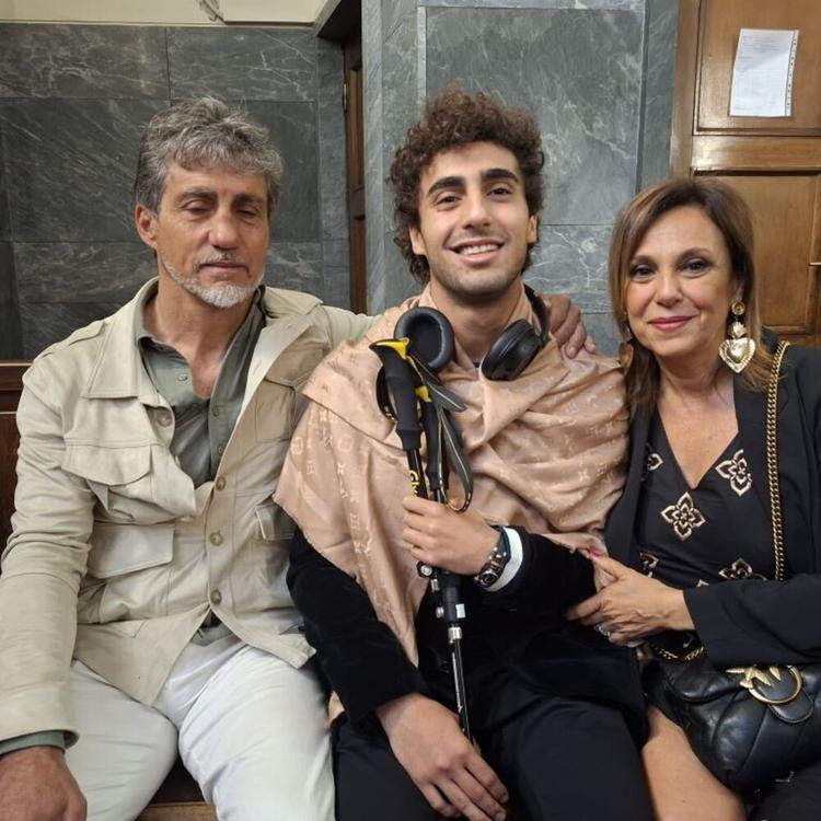 Studente accoltellato a Milano, l'aggressore condannato a 20 anni. Davide abbraccia i due imputati