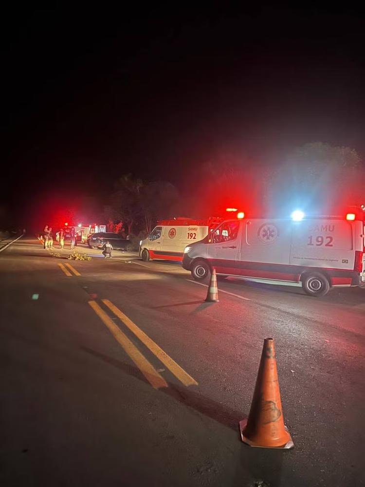 Batida entre carros deixa uma pessoa morta e quatro feridas na BR-365