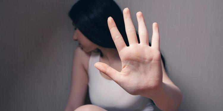 Picchia e costringe a prostituirsi la moglie 20enne incinta: arrestato a Padova
