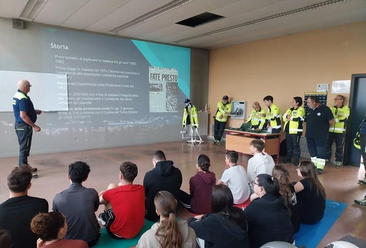 🚨 Incontro della 👨‍🚒𝐏𝐫𝐨𝐭𝐞𝐳𝐢𝐨𝐧𝐞 𝐂𝐢𝐯𝐢𝐥𝐞 presso l’Istituto “𝑹𝒐𝒍𝒂𝒏𝒅𝒐 𝒅𝒂 𝑷𝒊𝒂𝒛𝒛𝒐𝒍𝒂”: inter...