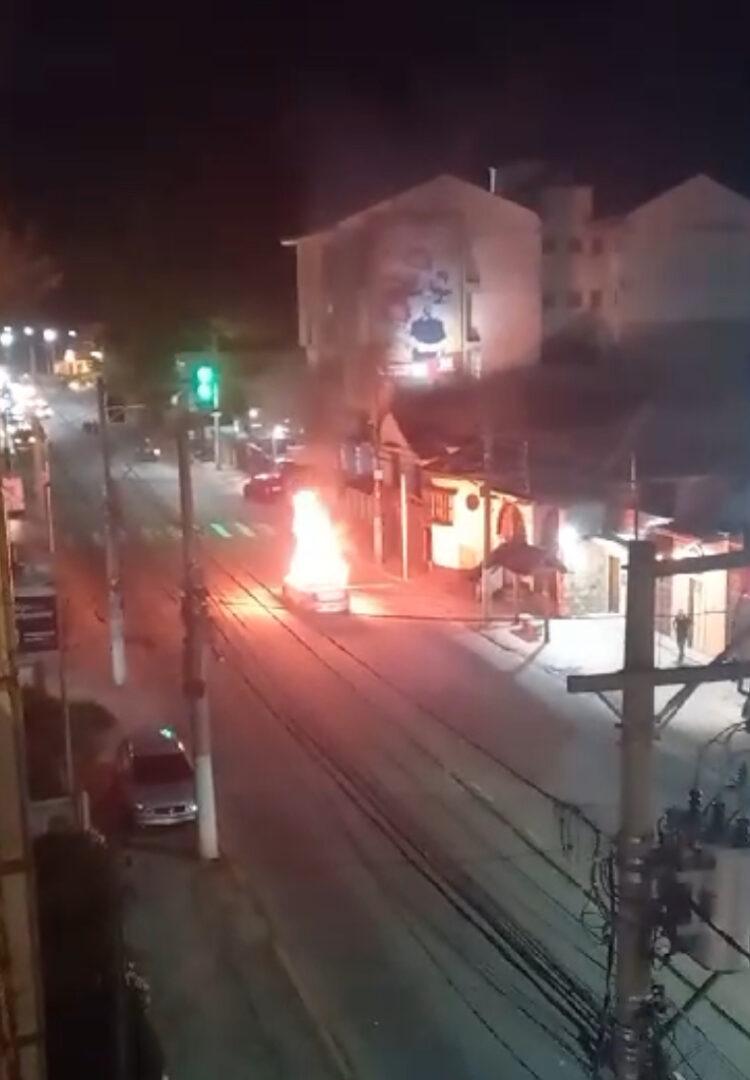 Veículo pega fogo e trânsito fica interditado em avenida de Nova Friburgo