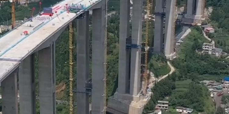 Cina, costruito un ponte alto come un edificio di 50 piani su un canyon