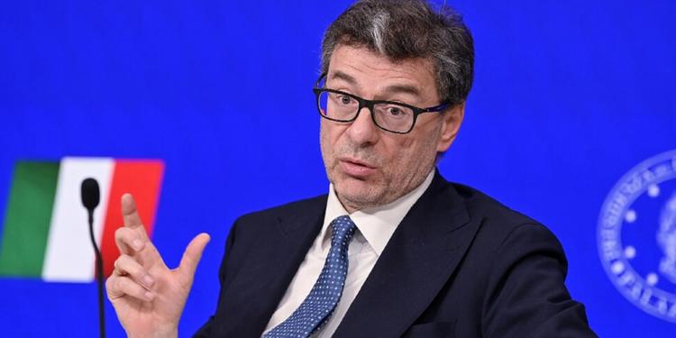 Giorgetti: «Con i tassi Bce in rialzo è fondamentale tenere sotto controllo il debito pubblico»
