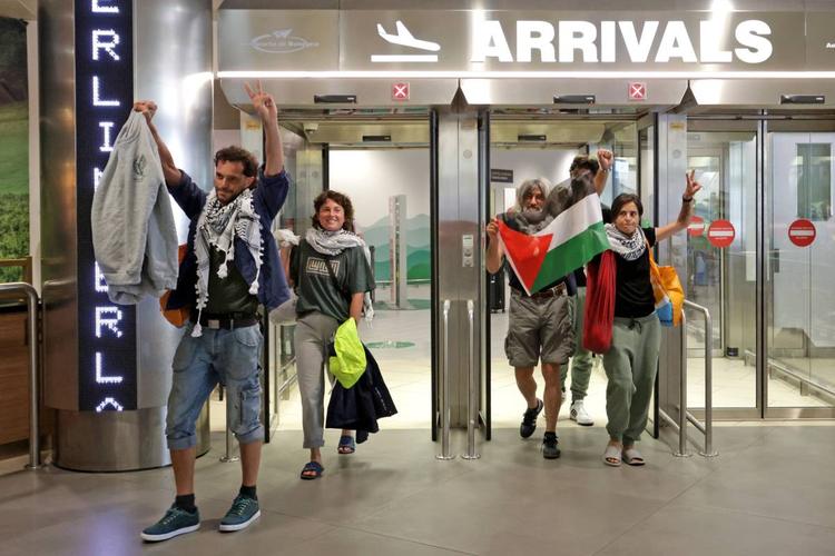 Le scuse di Herzog per gli abusi sulla Flotilla. Carovana di terra bloccata: fermati 2 italiani