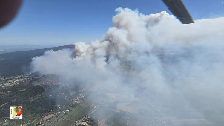 Incendio sul Monte Faeta, nel Pisano evacuate 300 persone