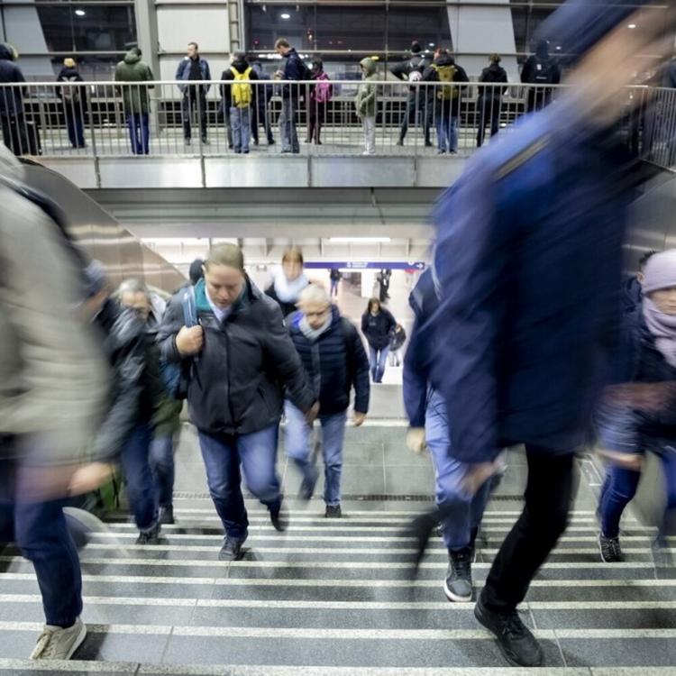 Niente ascensore, salire le scale ogni giorno allunga la vita