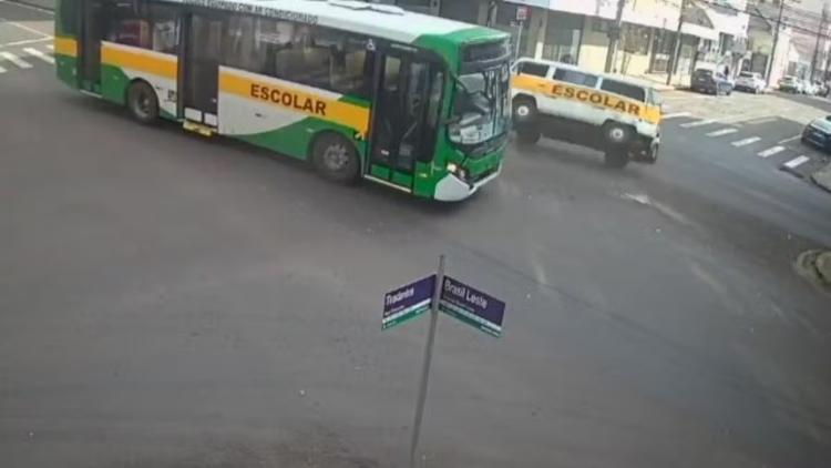 'Estavam gritando, desesperadas, pedindo socorro', diz homem que ajudou a retirar crianças de van após acidente com ônibus no RS