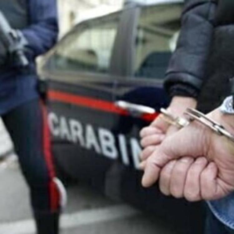 Choc a Crotone, si prostituivano in auto davanti ai figli: in manette sei persone