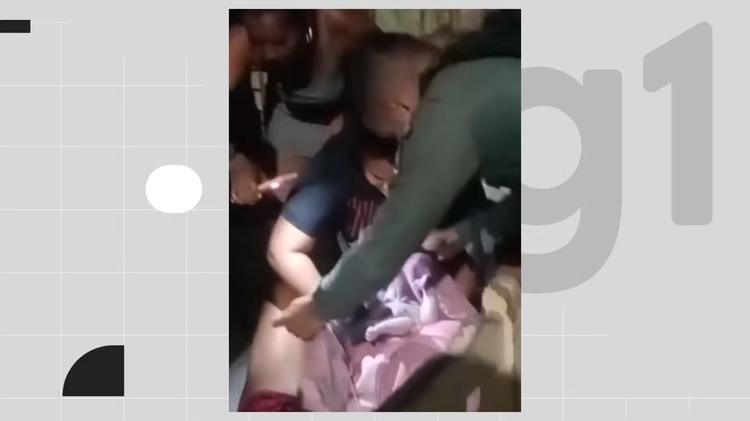 Mulher dá à luz na calçada de casa com ajuda de policiais; VÍDEO