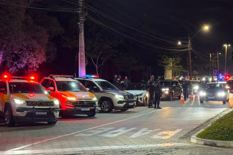 Operação de trânsito aborda 137 veículos e aplica 14 multas no litoral de SP
