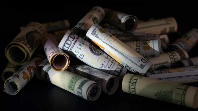 Dólar oscila em meio a 'casadão' do BC e cautela externa