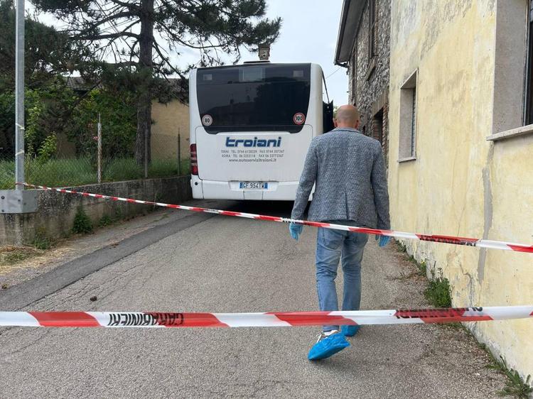 Terni, donna aggredita a martellate dal marito sul bus: è in pericolo di vita. Caccia all'uomo