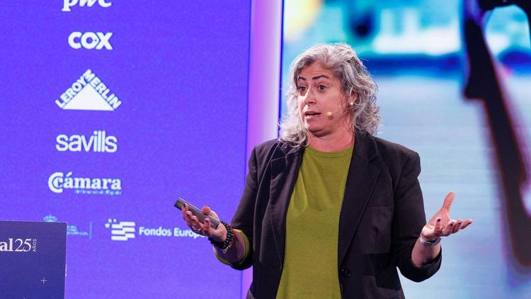 Cristina Aranda, cofundadora de MujeresTech y consultora de IA, durante su ponencia 'Automatizando prejuicios, el riesgo de excluir el talento en la era de la IA'. 