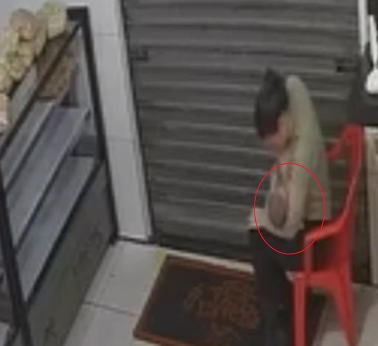 VÍDEO: agente de trânsito amamenta bebê, filho de vítima de tentativa de feminicídio no Sertão de Alagoas