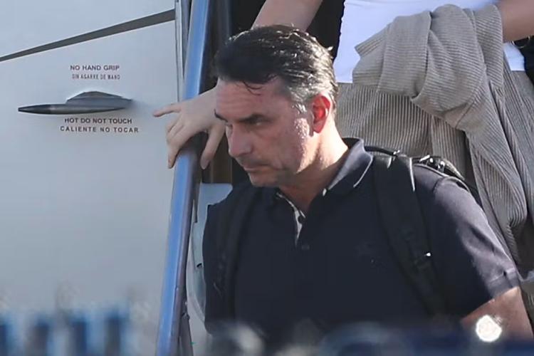 Funcionário da Casa Branca providenciou jato usado por Flávio Bolsonaro para deixar o Brasil, diz NYT