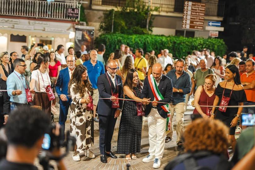 Si è aperta ieri sera, 23 luglio, con il tradizionale taglio del nastro, la 17ª edizione di Calici Sotto le Stelle, l’ev...
