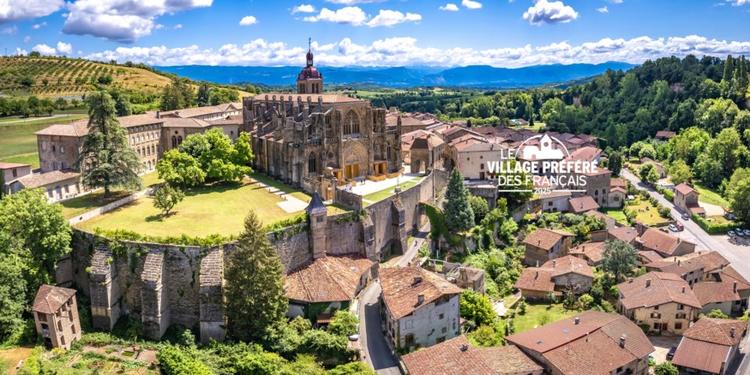 Saint-Antoine-l'Abbaye : tournage avec Stéphane Bern pour "Le village préféré des Français"