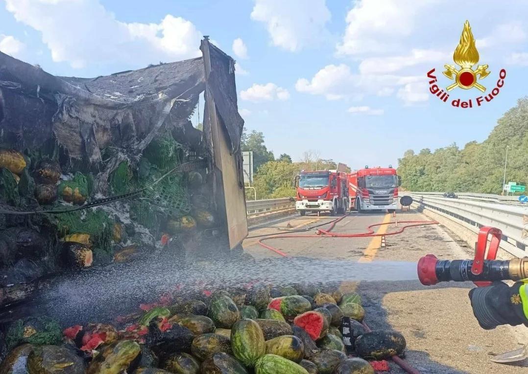 Autocarro in fiamme sul raccordo Sicignano-Potenza: traffico in tilt e intervento dei Vigili del Fuoco