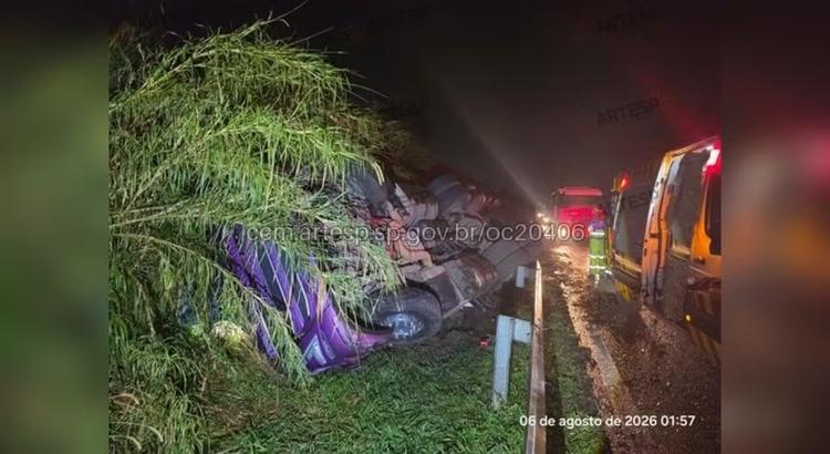 Carreta tomba, espalha toneladas de piso e danifica postes na Rodovia dos Bandeirantes em Jundiaí