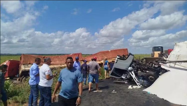 Colisão entre três caminhões na BR-155 deixa motorista morto e três feridos em Sapucaia, no Pará