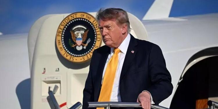Trump cambia look e diventa castano, spopola sui social